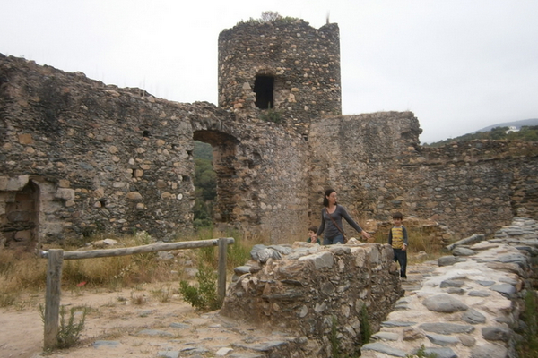 замки каталонии, Castell de Montclus.jpg