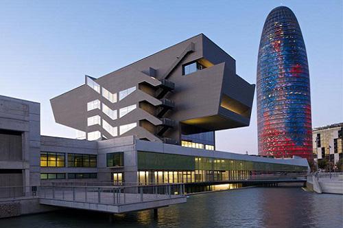 здания барселоны, музей дизайна барселоны.jpg