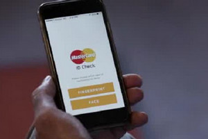 Подробнее о "MasterCard в Испании будет работать по системе селфи"