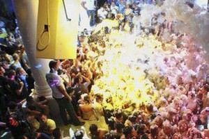 Подробнее о "Испания, Коста Брава: Перис Хилтон летит в Ллорет де Мар на дискотеку"