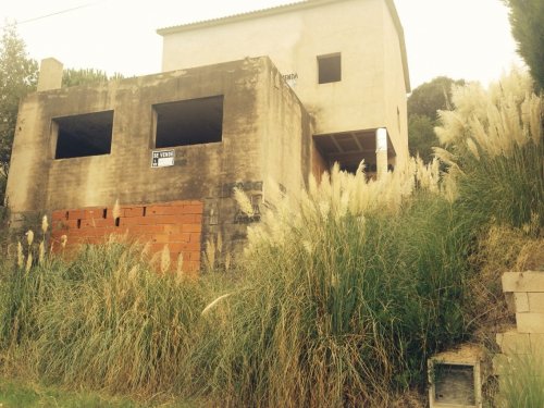 Подробнее о "Недостроенный дом на побережье Коста Брава"