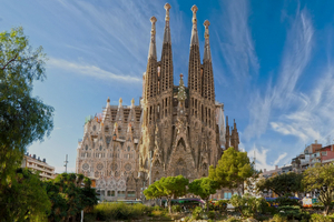 Подробнее о "В Храме Святого Семейства в Барселоне появился закрытый сад"
