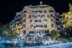 Подробнее о "Знаменитый жилой дом La Pedrera в Барселоне украсили необычной подсветкой"
