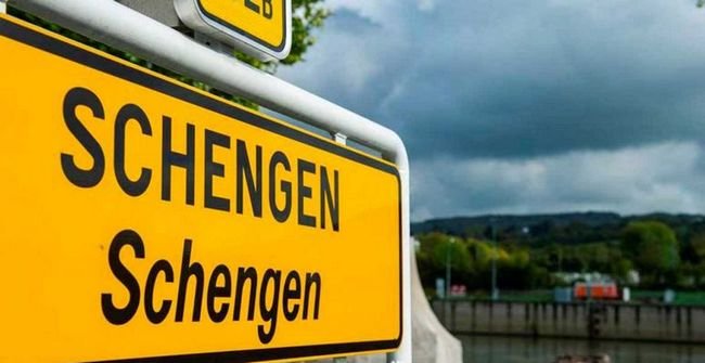 Подробнее о "21 июня Испания откроет границы со странами Шенгенской зоны"