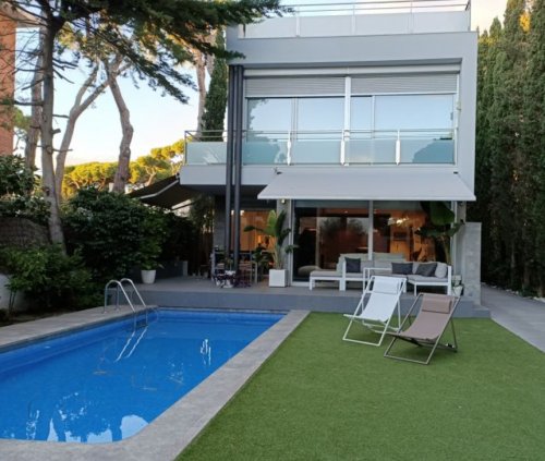 Подробнее о "Продаётся уединенный дом в Кастельдефельс, Барселона"