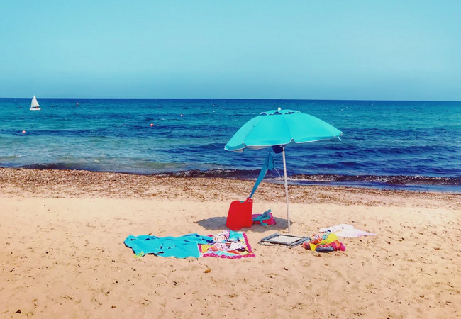 Подробнее о "На пляжах Каталонии запретили надолго оставлять личные вещи без присмотра"