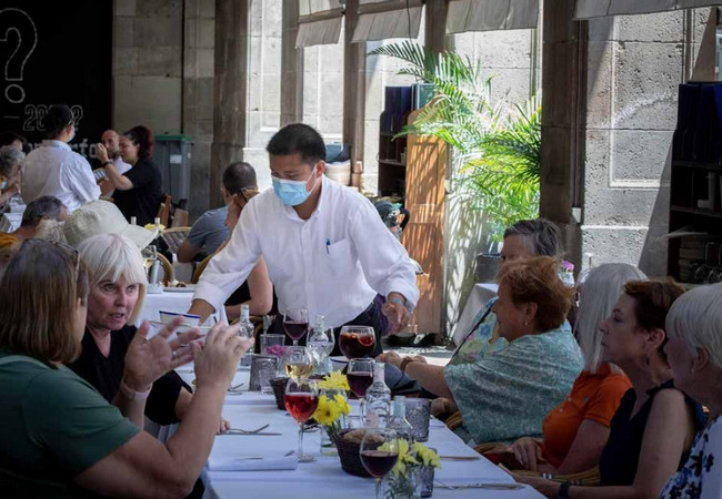 Подробнее о "Каталония разрешает до 10 посетителей за столиком в ресторанах"