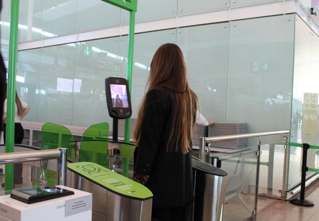 Подробнее о "В аэропорту Барселоны тестируется метод регистрации пассажиров по распознаванию лиц"