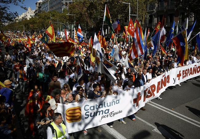 Подробнее о "Тысячи людей вышли на улицы Барселоны, чтобы отпраздновать 12 октября"
