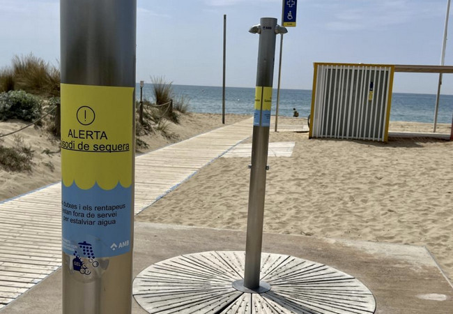 Подробнее о "Этим летом на пляжах Барселоны не будет душевых кабин"