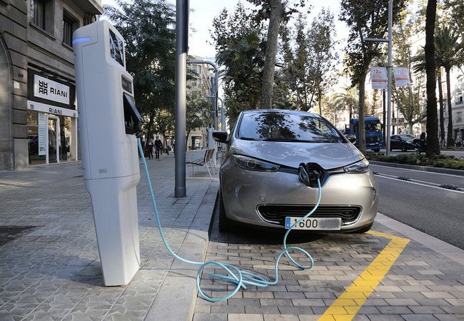 Подробнее о "Испания увеличит количество мест для зарядки электрокаров"
