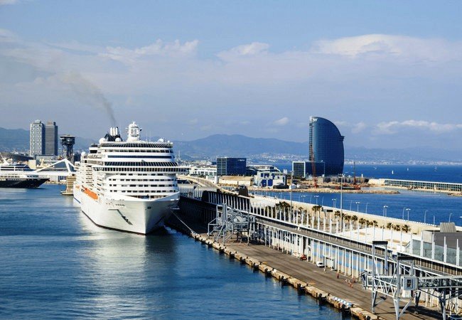 Подробнее о "Круизные суда начинают избегать порт Барселоны"