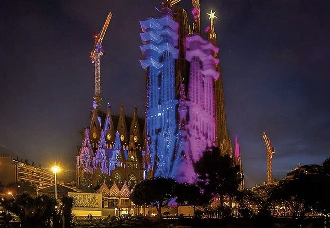 Подробнее о "Рождественская иллюминация фасада Sagrada Familia"