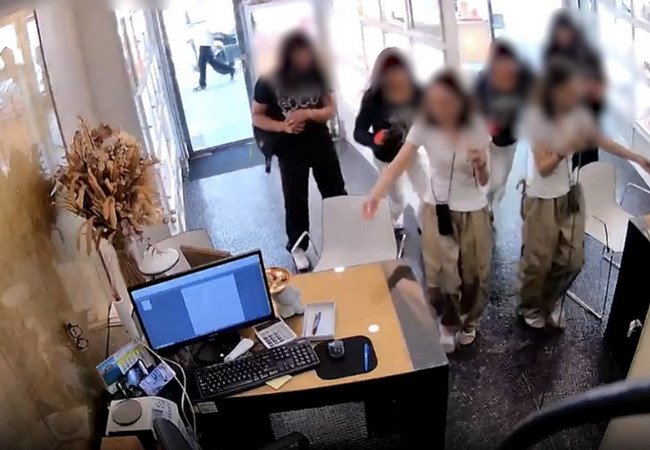 Подробнее о "В Барселоне полицейские арестовали грабителей в женских нарядах"
