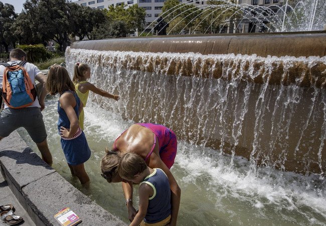 Подробнее о "Барселона в знойном плену: как город выживает при +35°C"