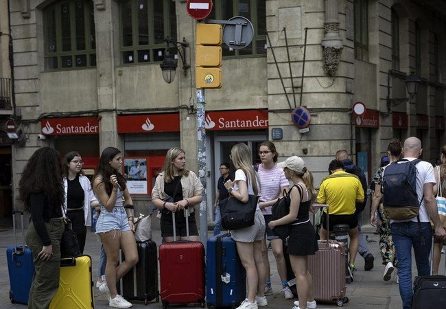 Подробнее о "Барселонские отельеры требуют сохранить туристические апартаменты в отдельных зданиях"