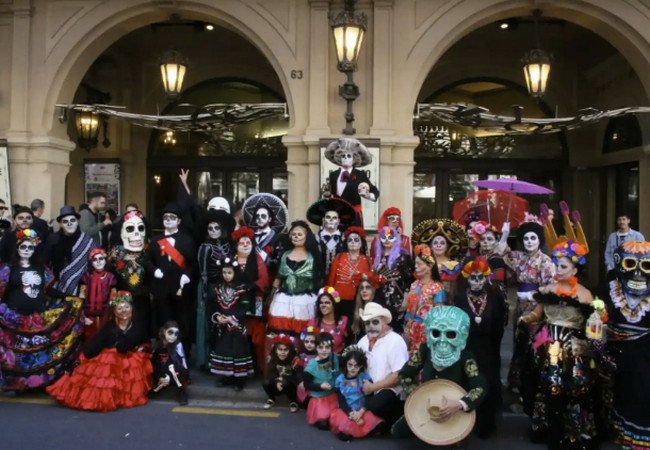Подробнее о "Парад Катрин 2025 – празднование мексиканского Дня мертвых в Барселоне"