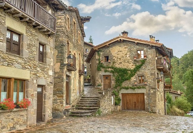 Подробнее о "Airbnb переориентируется на испанскую глубинку на фоне запретов в мегаполисах"