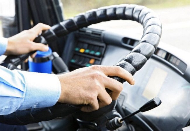 Подробнее о "Испания предложит до 3 000 евро тем, кто решит получить права на управление грузовиками или автобусами"