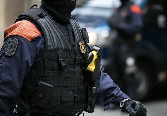 Подробнее о "Барселона отказалась от электрошокеров для полиции из-за раскола в городском совете"