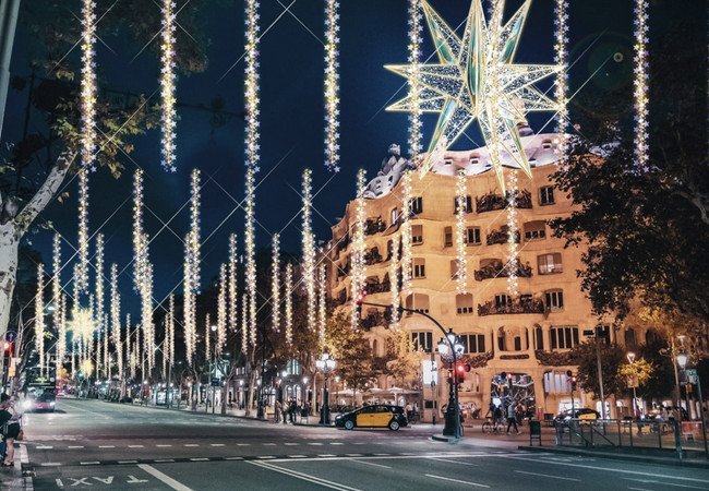 Подробнее о "Гауди оживает заново: арт-ёлка на Passeig de Gràcia!"