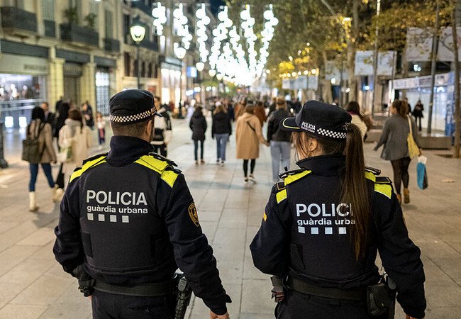 Подробнее о "Барселона проводит «Операцию Рождество»: город усиливает безопасность, транспорт и уборку во время праздничного сезона"