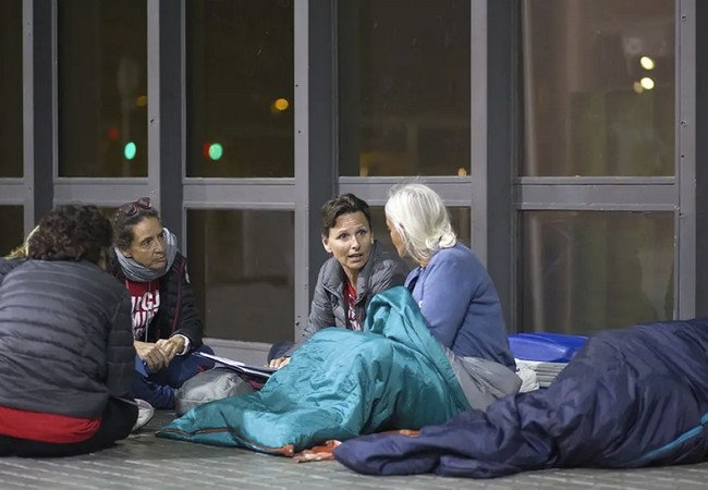 Подробнее о "В Каталонии резко выросло число женщин, оказавшихся без жилья"