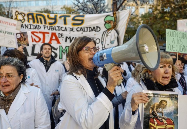 Подробнее о "Испанские медики объявили новую волну протестов: четыре дня забастовок на фоне всплеска гриппа"