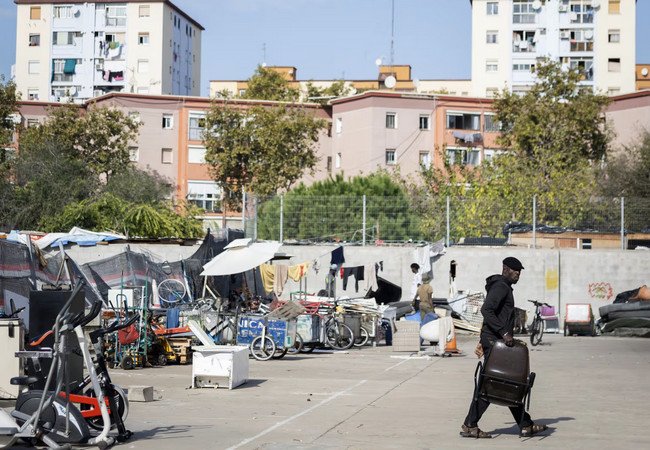 Подробнее о "Суд одобрил выселение крупного поселения в Каталонии"