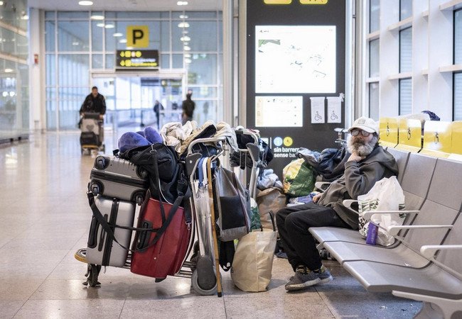 Подробнее о "Аэропорт Барселоны ввёл постоянные проверки и ограничил доступ в терминалы"