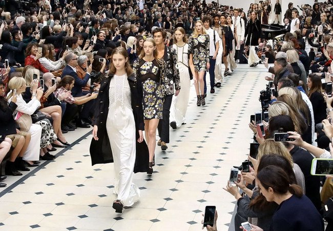 Подробнее о "080 Barcelona Fashion в 2026 году перенесёт показы на побережье Средиземного моря"