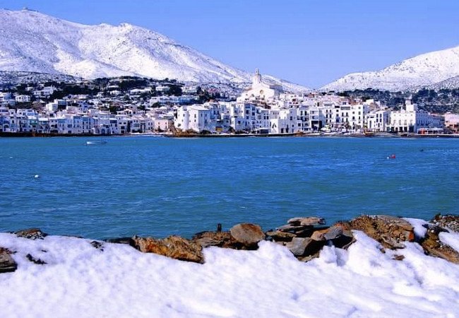 Подробнее о "Кадакес в конце декабря: сколько стоит Новый год на побережье Коста-Брава и как туда добраться"