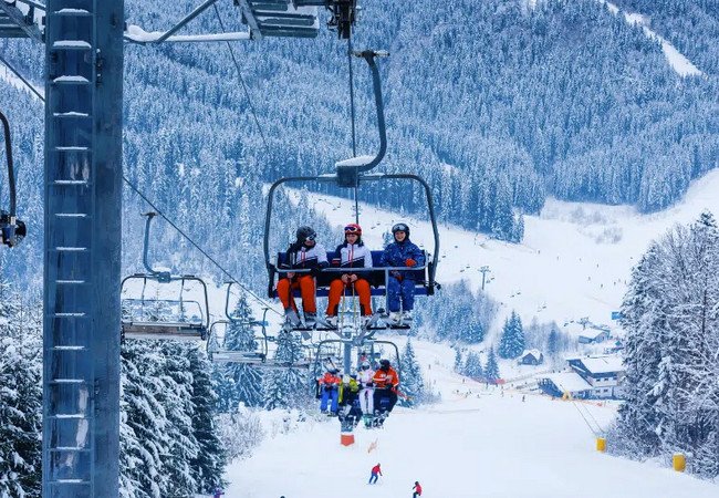 Подробнее о "Зимний сезон–2026: горнолыжные курорты Испании вернулись к доковидным показателям"