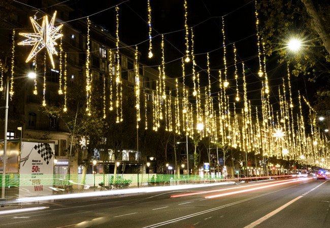 Подробнее о "Барселона продлит уличную иллюминацию до весны"