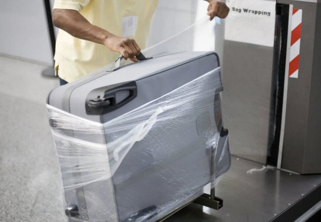 Подробнее о "Испанские аэропорты откажутся от упаковки багажа в пластик: услугу начнут сворачивать с 2027 года"