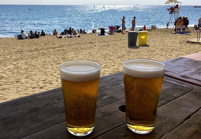 Подробнее о "Пляжные цены под контролем: Барселона вводит единый тариф на напитки и еду с 2026 года"