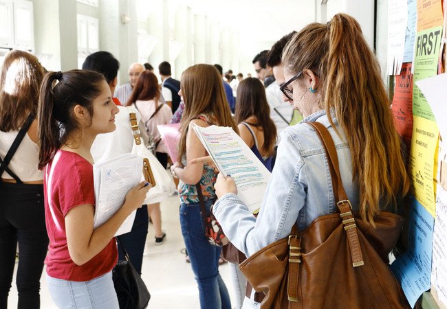 Подробнее о "Получатели минимального жизненного дохода в Испании получили право на бесплатное обучение в государственных вузах"