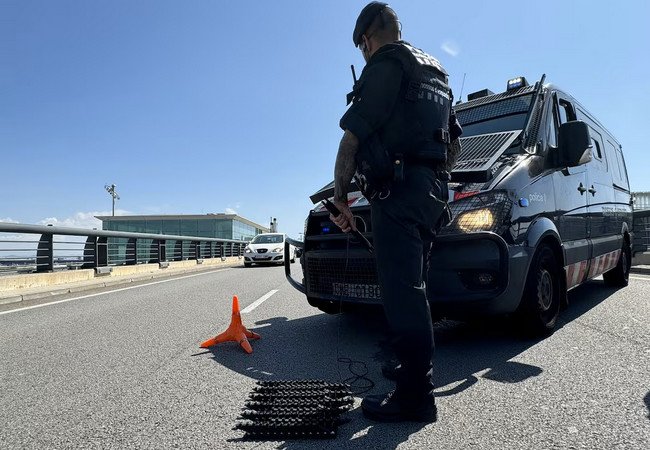 Подробнее о "Шесть арестов за месяц — и снова на свободе: аферист продавал чужие машины из аэропорта Барселоны"