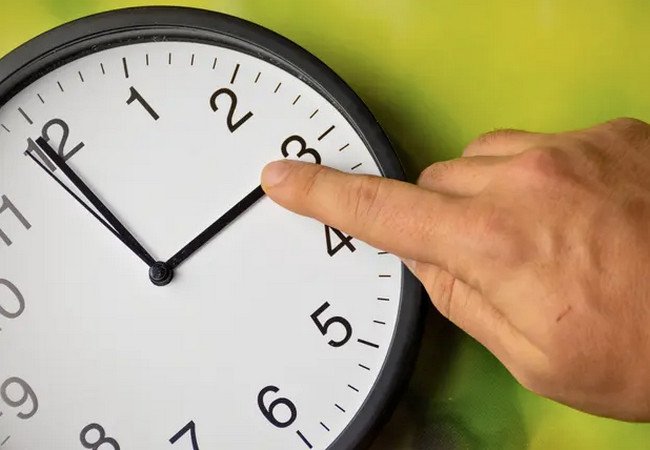Подробнее о "Испания переходит на летнее время: в ночь на 29 марта часы переведут на час вперёд"