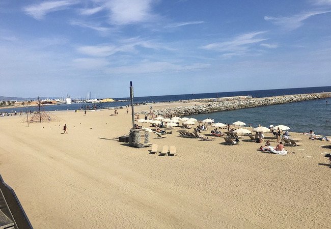 Подробнее о "В Барселоне официально открылся пляжный сезон — он продлится до октября"