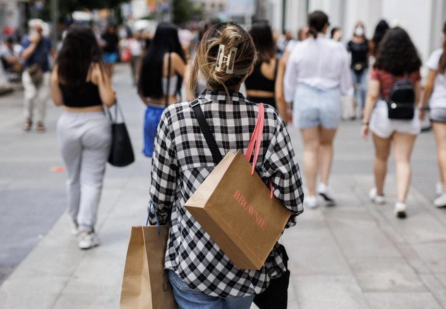 Подробнее о "Inditex переносит летние распродажи: Zara и Bershka начнут скидки уже 25 июня"