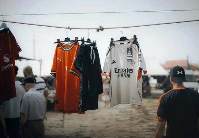 Подробнее о "Adidas сделала звездную форму, но Испания выбирает копии"