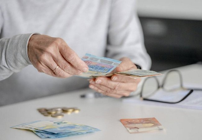Подробнее о "До 734 евро в месяц: Испания увеличит выплаты гражданам старше 60 лет в 2026 году"
